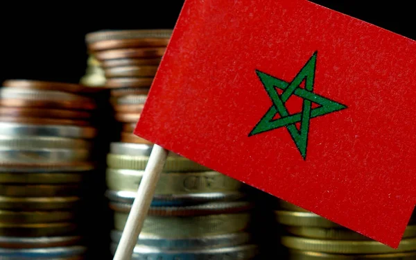 Flaga Maroka z stosu makr monet pieniędzy — Zdjęcie stockowe