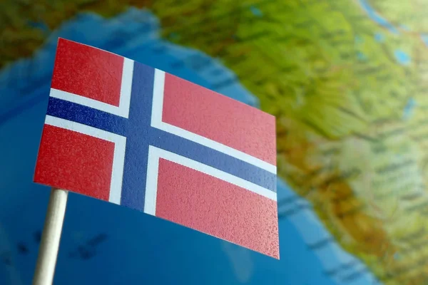 挪威国旗与全球地图作为背景宏 — 图库照片