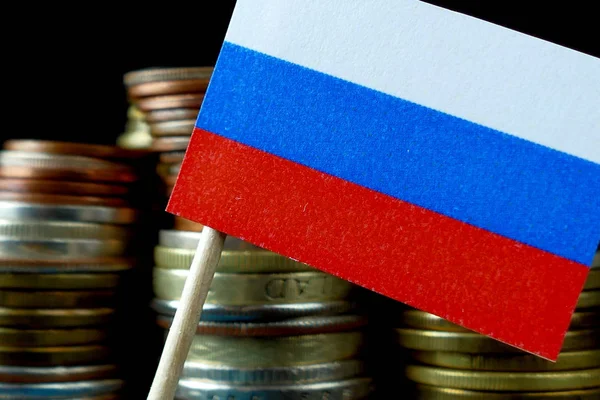 Флаг России, размахивающий пачкой монетных макро — стоковое фото
