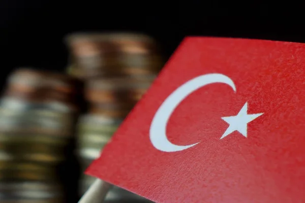 Bandera de Turquía ondeando con pila de monedas de dinero macro — Foto de Stock