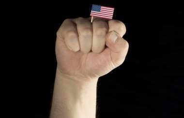Adam el yumruk Amerika Birleşik Devletleri ile bayrak izole üzerinde siyah backgrou