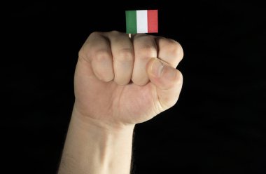 Adam el yumruk ile İtalyan bayrağı siyah arka plan üzerine izole