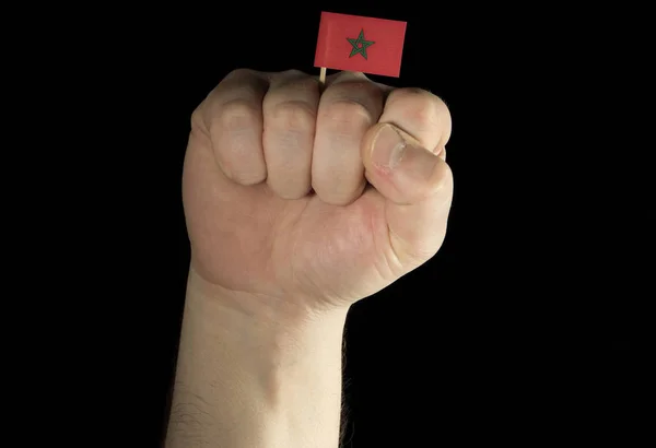 검은 배경에 고립 된 모로코 국기와 맨 손 주먹 — 스톡 사진