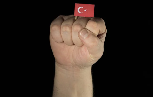 Człowiek pięść rękę z Flaga Turecka na białym na czarnym tle — Zdjęcie stockowe