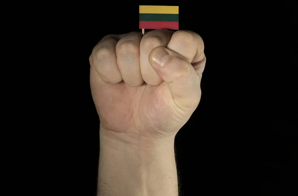 Puño de mano hombre con bandera lituana aislada sobre fondo negro —  Fotos de Stock