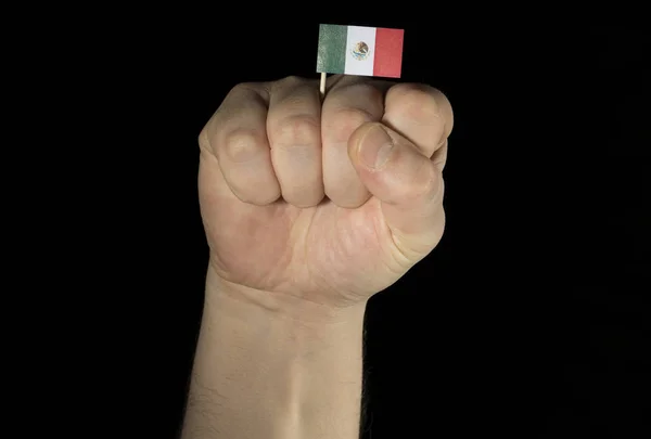 Puño de mano hombre con bandera mexicana aislada sobre fondo negro — Foto de Stock