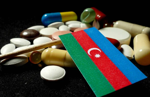Azerski flaga z dużo medycznych pigułki na czarnym tle — Zdjęcie stockowe