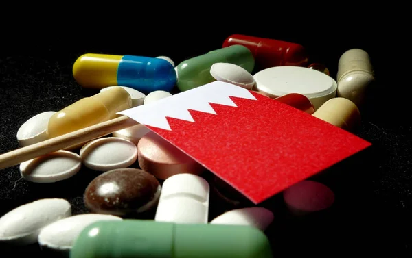 巴林国旗与大量医疗丸上黑色孤立 — 图库照片