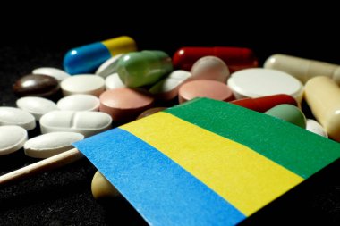 Çok fazla siyah izole tıbbi hap ile Gabon bayrak 