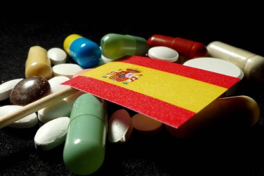 Çok fazla siyah izole tıbbi hap ile İspanyol bayrağı 