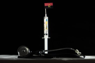 Steteskop ve Angola bayrağı siyah bir arka plan üzerinde enjekte ederek uyuşturucu dolu şırınga