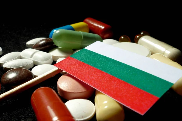 保加利亚国旗与大量医疗丸上黑色孤立 — 图库照片