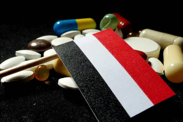 与大量医疗丸上黑色孤立也门国旗 — 图库照片