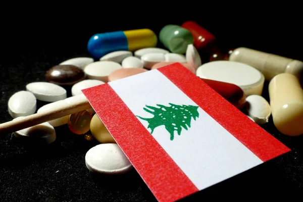 黎巴嫩国旗与大量医疗丸上黑色孤立 — 图库照片