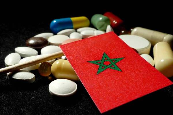 Marokański flaga z dużo medycznych pigułki na czarnym tle — Zdjęcie stockowe