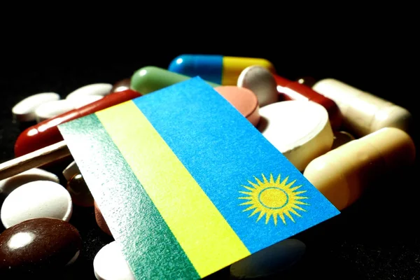 卢旺达国旗与大量医疗丸上黑色孤立 — 图库照片