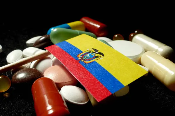 Bandiera ecuadoriana con un sacco di pillole mediche isolate su nero — Foto Stock