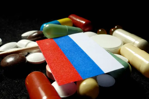 与大量医疗丸上黑色孤立俄罗斯国旗 — 图库照片