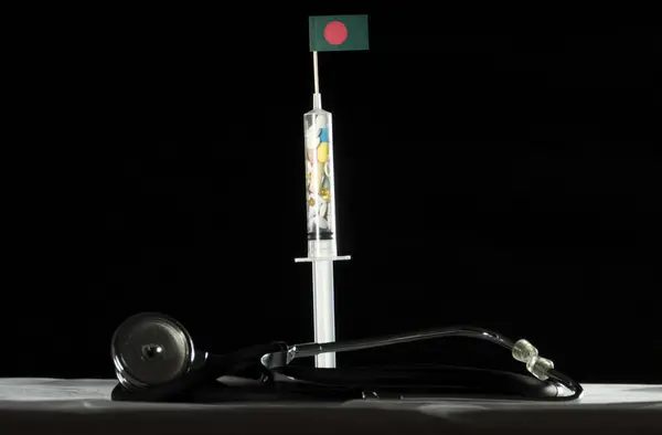 Stetoskop a stříkačka naplněná léků nitrožilně Bangladéšská vlajka na černém pozadí — Stock fotografie