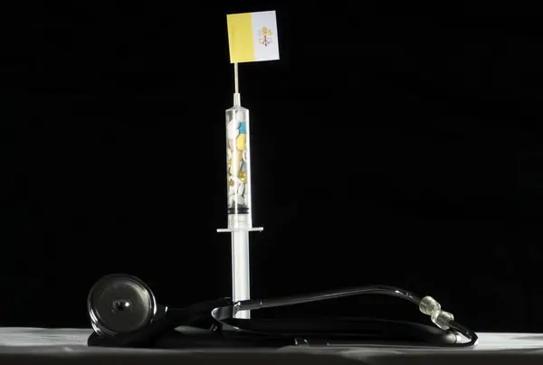 Vatikan bayrağı siyah bir arka plan üzerinde enjekte ederek uyuşturucu stetoskop ve şırınga dolu — Stok fotoğraf