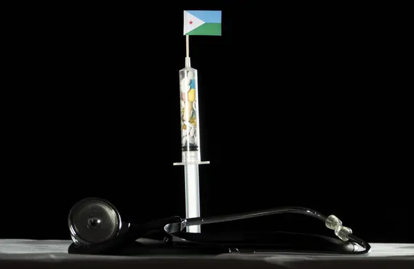 Στηθοσκόπιο και σύριγγα γεμάτη με ναρκωτικά ενέσιμη τη σημαία του Τζιμπουτί σε μαύρο φόντο — Φωτογραφία Αρχείου