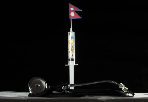 Nepal bayrağı siyah bir arka plan üzerinde enjekte ederek uyuşturucu stetoskop ve şırınga dolu — Stok fotoğraf