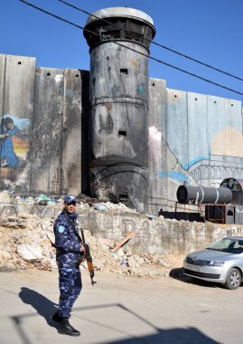 Bethlehem, Palestine. Ocak ayı 6th 2017 - Aida mülteci kampı Filistin'de, memur yanmış gözetleme yanındaki