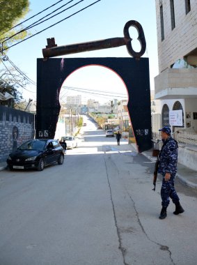Bethlehem, Palestine. Ocak ayı 6th 2017 - Aida mülteci kampı Filistin içinde memur kampın girişinde 