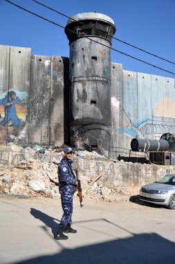 Bethlehem, Palestine. Ocak ayı 6th 2017 - Aida mülteci kampı Filistin'de, memur yanmış gözetleme yanındaki