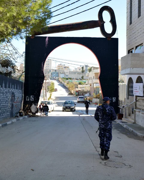 Bethlehem, Palestine. January 6th 2017 - Aida Refugee Camp In Palestine, Officer at the entrance of the camp — Stock Photo, Image