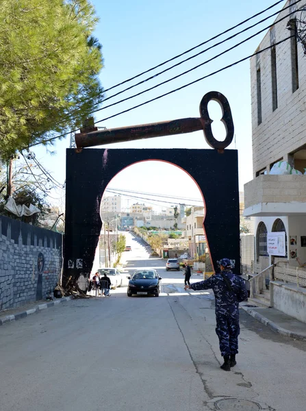 Bethlehem, Palestine. January 6th 2017 - Aida Refugee Camp In Palestine, Officer at the entrance of the camp — Stock Photo, Image