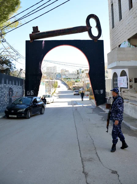 Bethlehem, Palestine. January 6th 2017 - Aida Refugee Camp In Palestine, Officer at the entrance of the camp — Stock Photo, Image