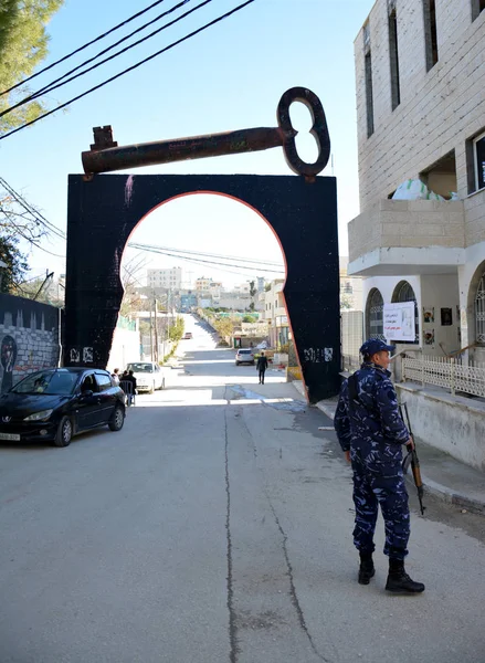 Bethlehem, Palestine. January 6th 2017 - Aida Refugee Camp In Palestine, Officer at the entrance of the camp — Stock Photo, Image