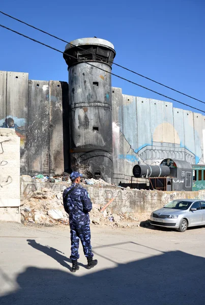 Bethlehem, Palestine. Ocak ayı 6th 2017 - Aida mülteci kampı Filistin'de, memur yanmış gözetleme yanındaki