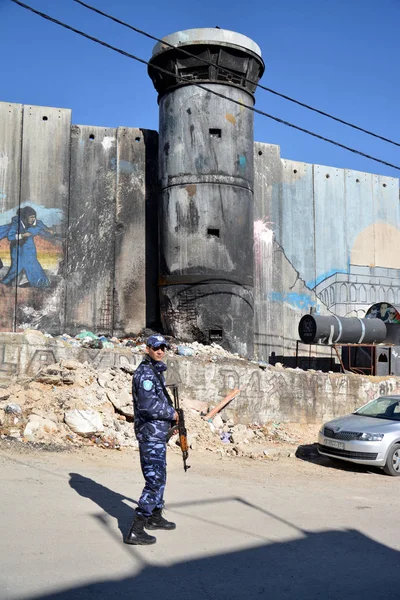 Bethlehem, Palestine. Ocak ayı 6th 2017 - Aida mülteci kampı Filistin'de, memur yanmış gözetleme yanındaki