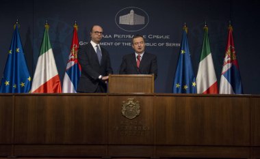 Belgrad, Sırbistan. Askeri yürüyüş 14th 2017 - İtalyan Dışişleri Bakanı Angelino Alfano resmi ziyaret için Sırbistan. Sırbistan Dışişleri Bakanı Ivica Dacic Bakanı Alfano ile ortak basın toplantısı