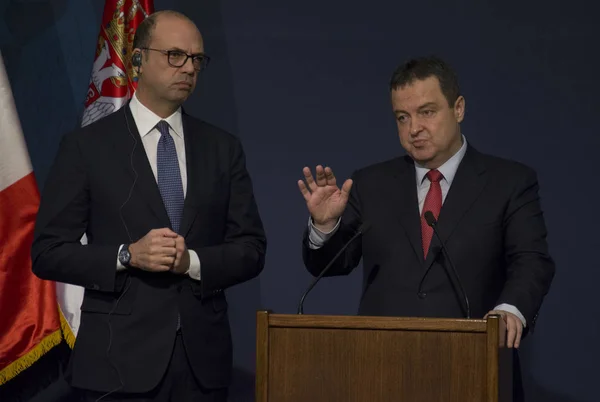 Belgrad, Serbien. Mars 14th 2017 - officiella besök av italienska utrikesministern Angelino Alfano i Serbien. Presskonferens av serbiska utrikesminister Ivica Dacic med Minister Alfano — Stockfoto