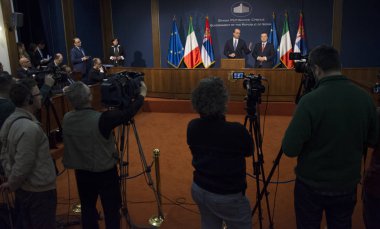 Belgrad, Sırbistan. Askeri yürüyüş 14th 2017 - İtalyan Dışişleri Bakanı Angelino Alfano resmi ziyaret için Sırbistan. Sırbistan Dışişleri Bakanı Ivica Dacic Bakanı Alfano ile ortak basın toplantısı