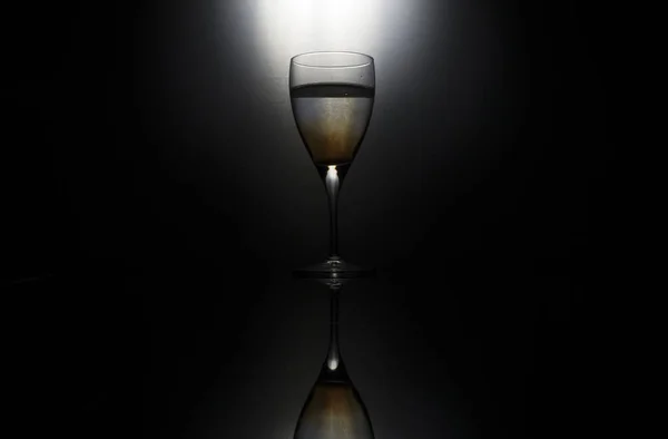 Gota de tinta en el vaso de silueta de agua —  Fotos de Stock