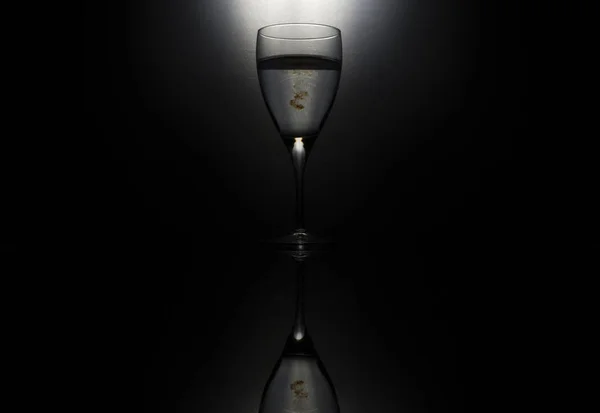 Kroplę atramentu w szklankę wody sylwetka — Zdjęcie stockowe