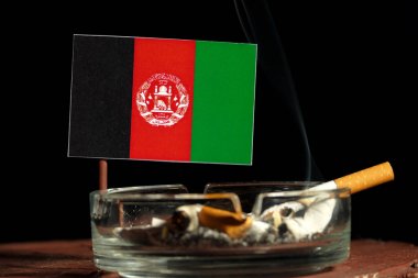 Sigara siyah arka plan üzerine izole kül tablası içinde yanma ile Afganistan bayrağı
