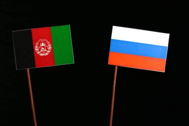 Siyah arka plan üzerine izole Rus bayrağı ile Afganistan bayrağı