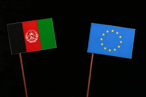 Afghanistans Flagge mit Flagge der Europäischen Union (EU) isoliert auf schwarzem Hintergrund — Stockfoto