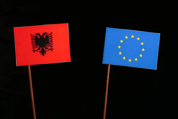 Bendera Albania dengan bendera Uni Eropa (UE) diisolasi pada latar belakang hitam — Stok Foto