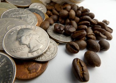 Kahve çekirdekleri ile beyaz arka plan üzerinde izole paralar