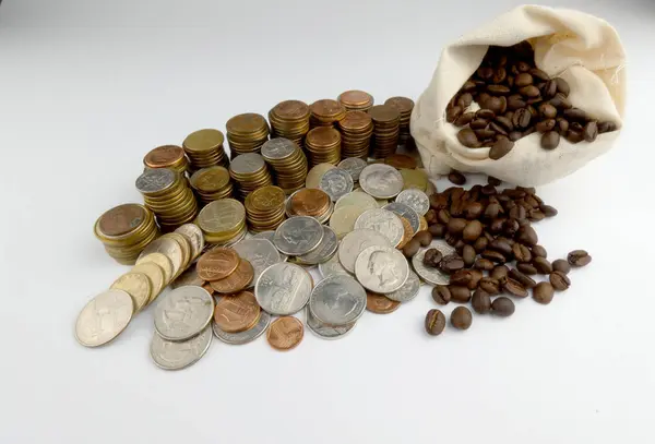 白色背景的硬币的咖啡豆 — 图库照片