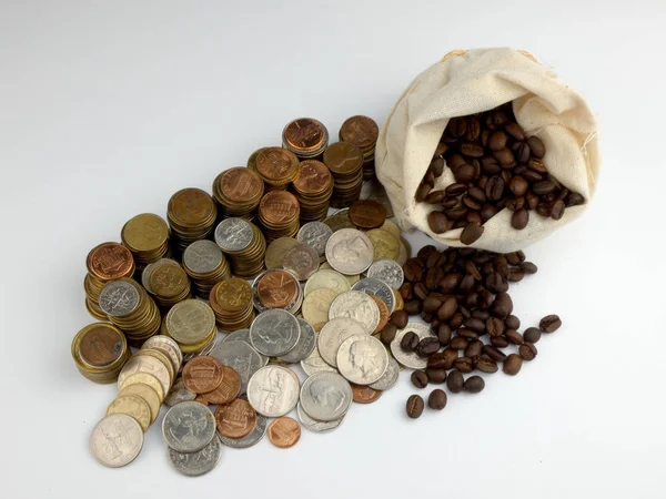 白い背景で隔離のコインとコーヒー豆 — ストック写真