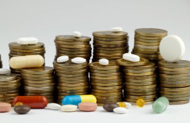 Beyaz arka planda izole edilmiş haplar ve madeni paralar