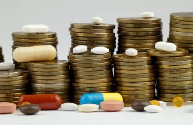 Beyaz arka planda izole edilmiş haplar ve madeni paralar