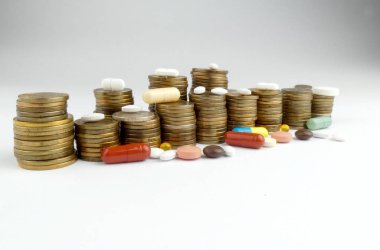 Beyaz arka planda izole edilmiş haplar ve madeni paralar